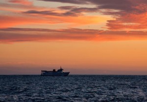 Imaginez, les yeux fermés en train de regarder un bateau au loin..