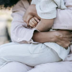 Parent qui prend son enfant dans les bras, moment de calme
